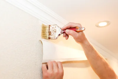 Pose de papier peint à Isques — revêtements muraux et toiles de verre